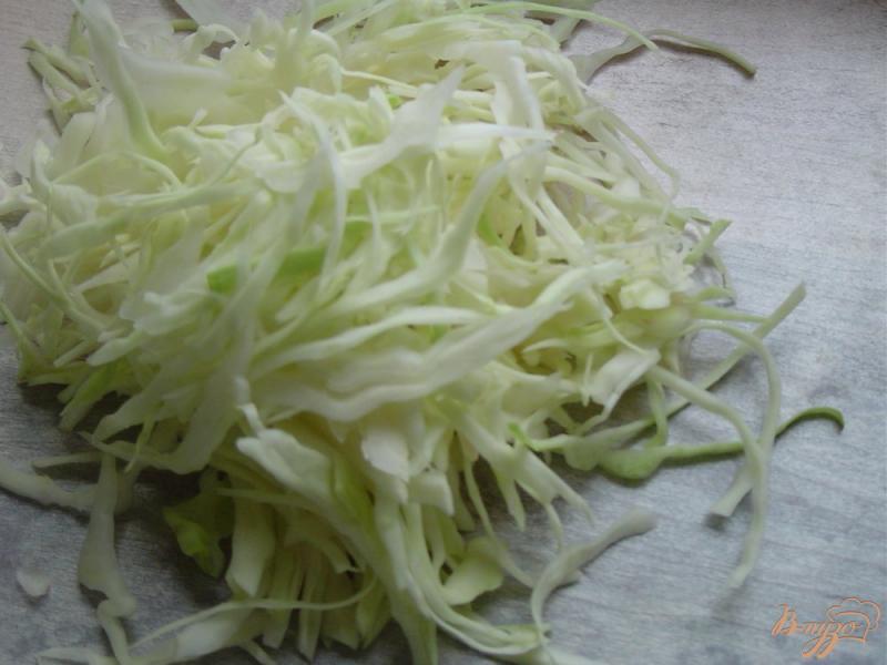 Фото приготовление рецепта: Салат из редьки, капусты,огурца и яблока шаг №4