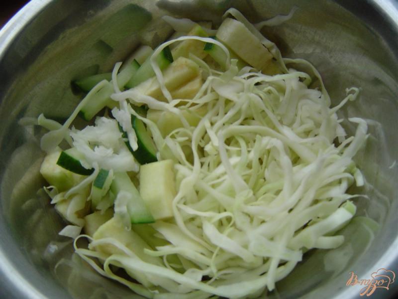 Фото приготовление рецепта: Салат из редьки, капусты,огурца и яблока шаг №5