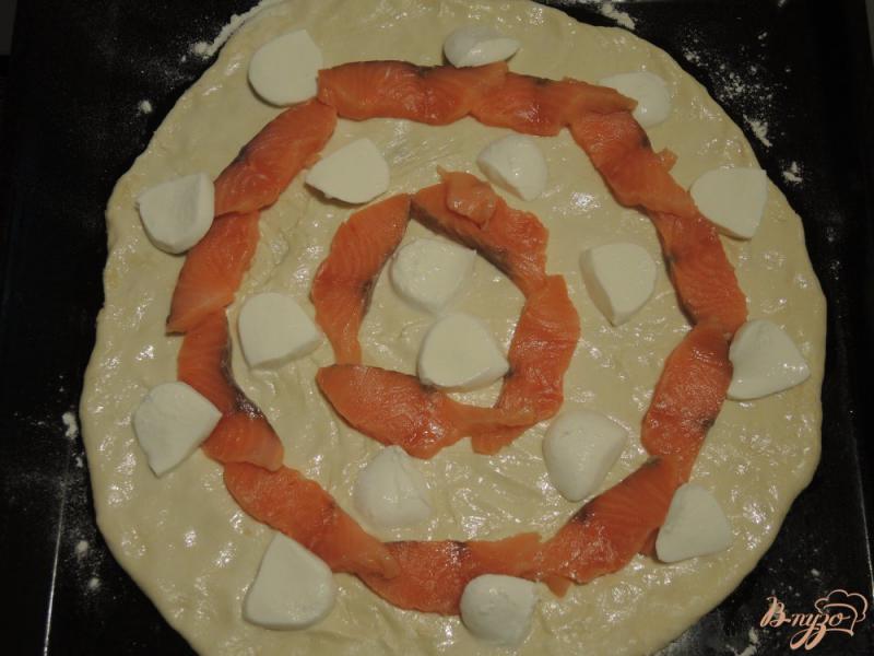 Фото приготовление рецепта: Пицца с красной рыбой шаг №12
