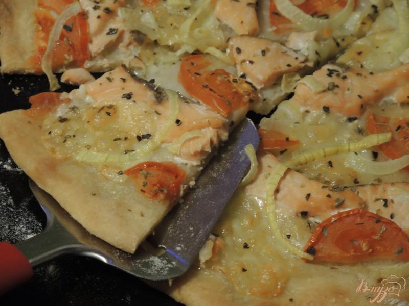 Фото приготовление рецепта: Пицца с красной рыбой шаг №15