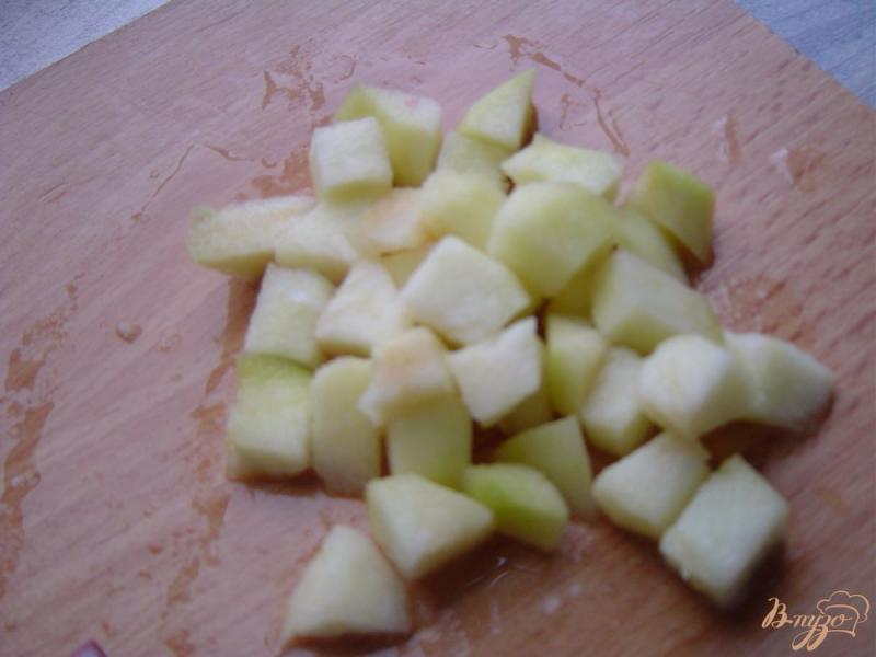 Фото приготовление рецепта: Свекольный салат с яблоком и луком шаг №1