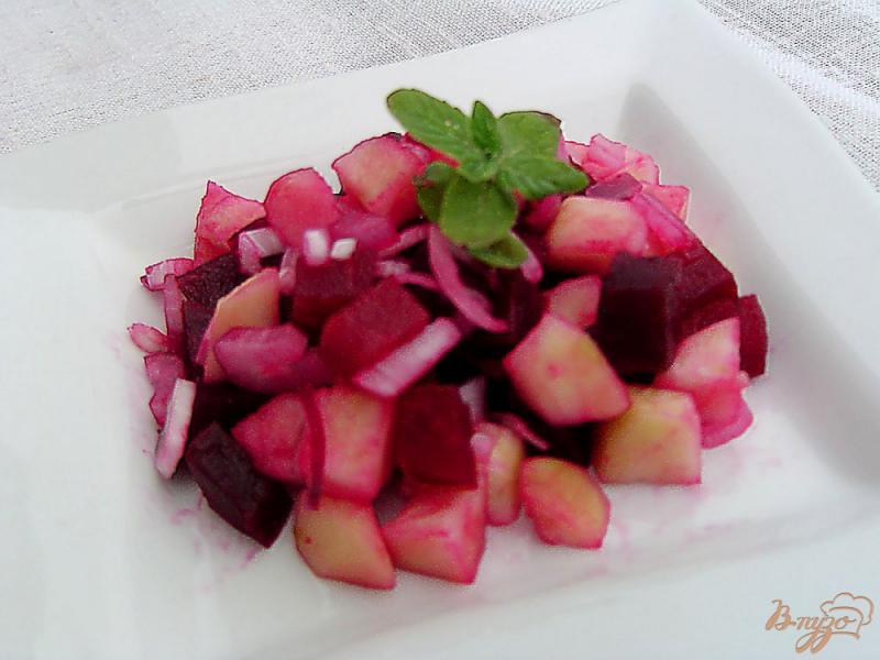Фото приготовление рецепта: Свекольный салат с яблоком и луком шаг №5