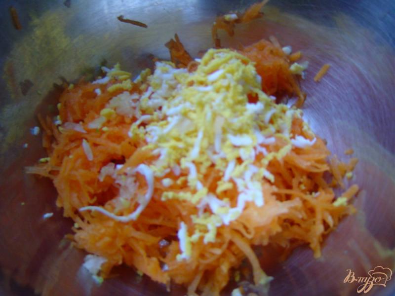 Фото приготовление рецепта: Тыквенный салат с яйцом и чесноком шаг №2