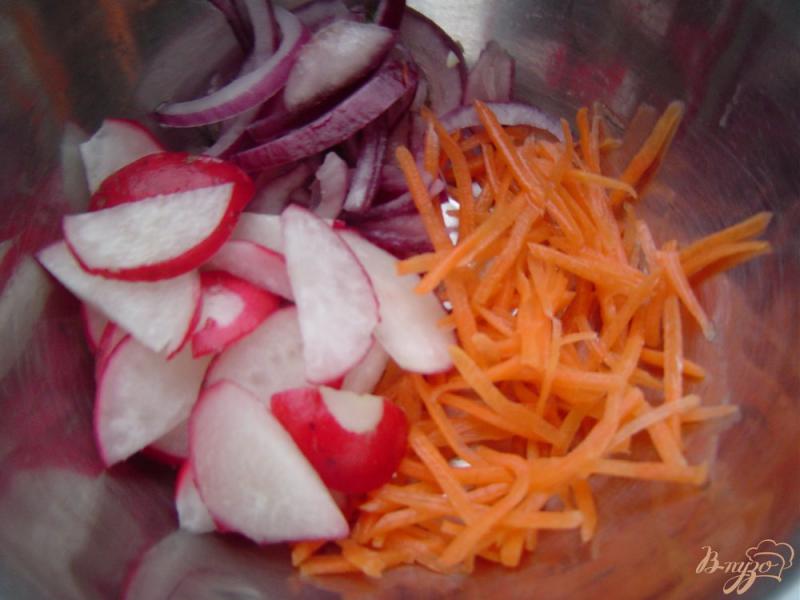 Фото приготовление рецепта: Салат с редисом, помидорами и морковью шаг №1