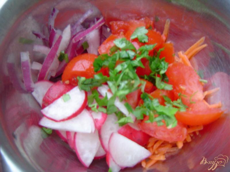 Фото приготовление рецепта: Салат с редисом, помидорами и морковью шаг №3