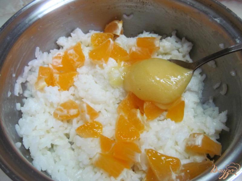 Фото приготовление рецепта: Рисовая каша с мандарином шаг №5