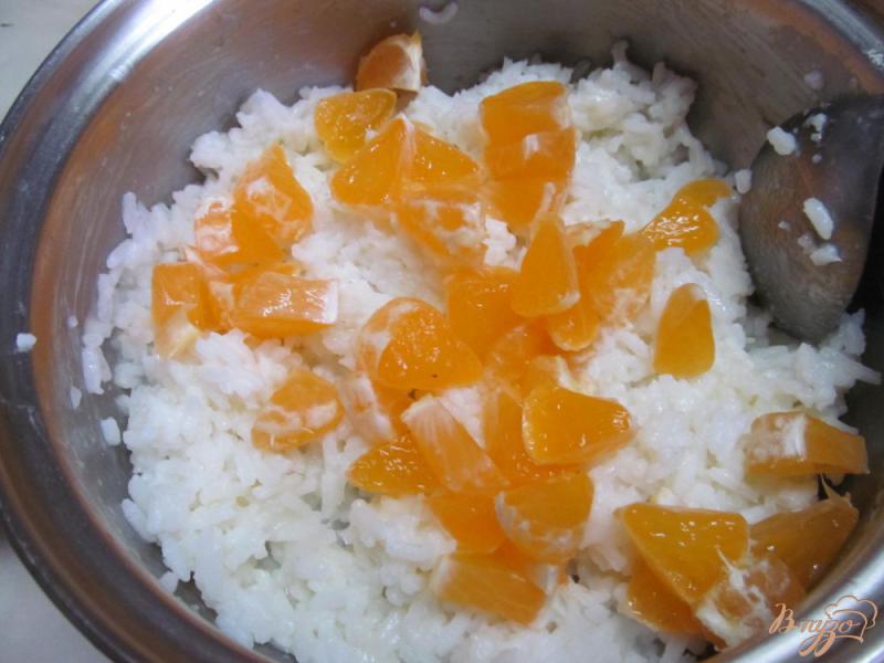 Фото приготовление рецепта: Рисовая каша с мандарином шаг №4