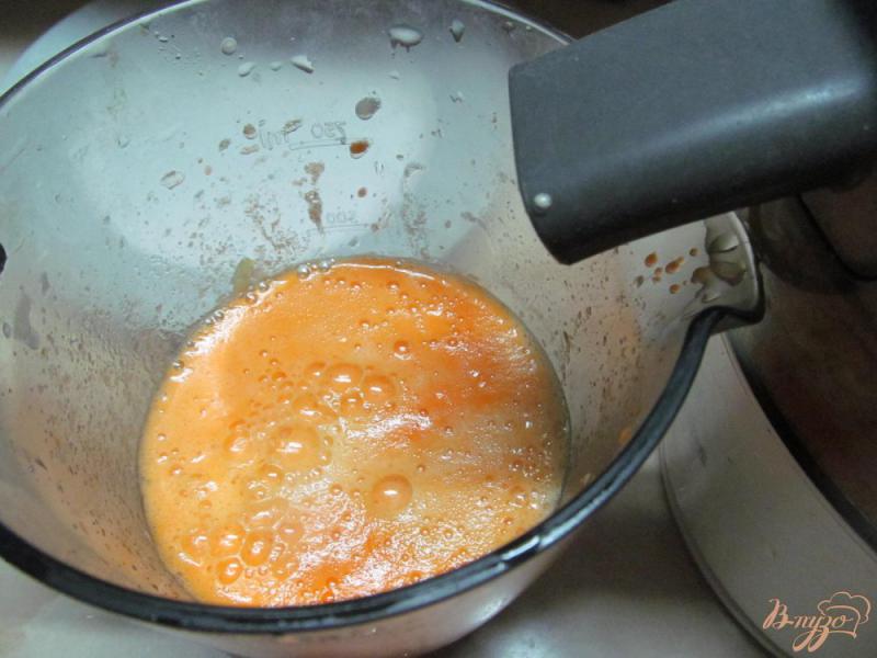 Фото приготовление рецепта: Фреш из моркови яблок и апельсина шаг №2