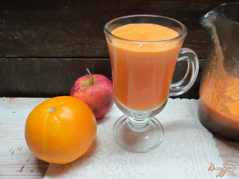 Фото приготовление рецепта: Фреш из моркови яблок и апельсина шаг №4