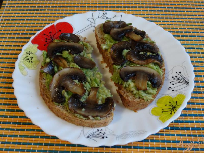 Фото приготовление рецепта: Горячие тосты с авокадо и шампиньонами шаг №5