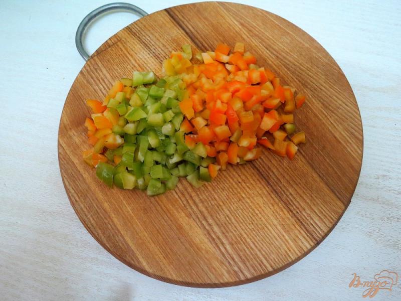 Фото приготовление рецепта: Салат из сырых шампиньонов, вяленых помидоров и перца шаг №5