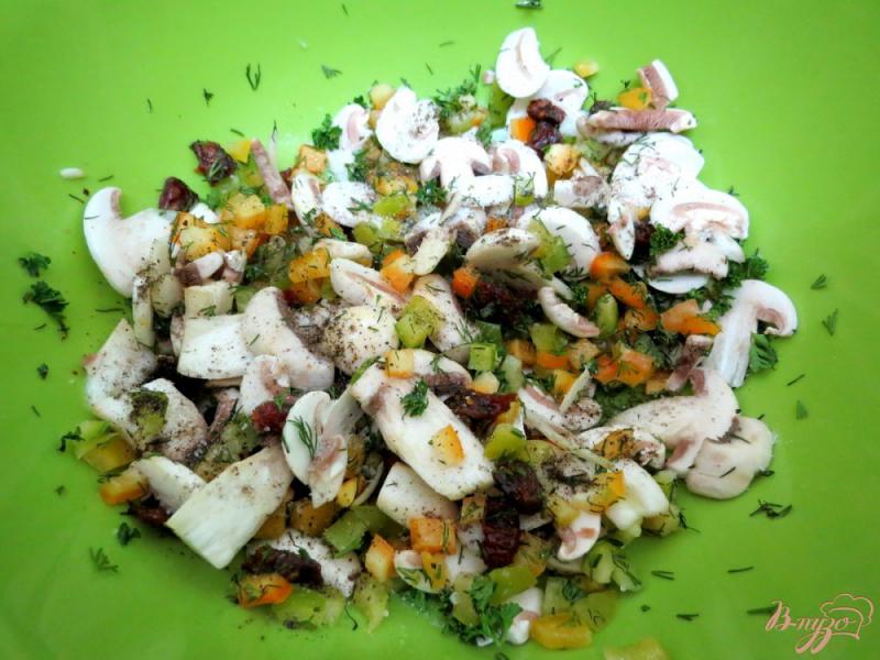 Фото приготовление рецепта: Салат из сырых шампиньонов, вяленых помидоров и перца шаг №7