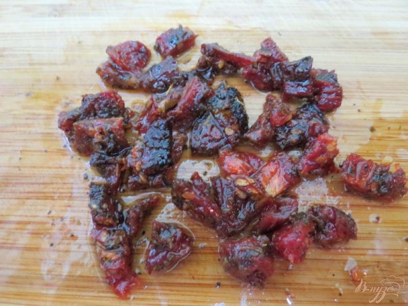 Фото приготовление рецепта: Салат из сырых шампиньонов, вяленых помидоров и перца шаг №6