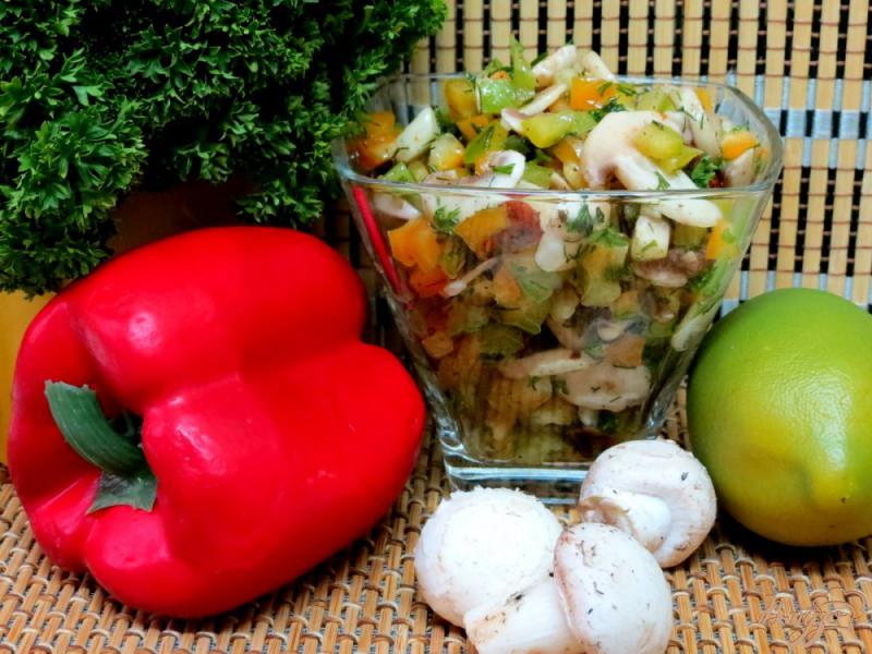 Фото приготовление рецепта: Салат из сырых шампиньонов, вяленых помидоров и перца шаг №8