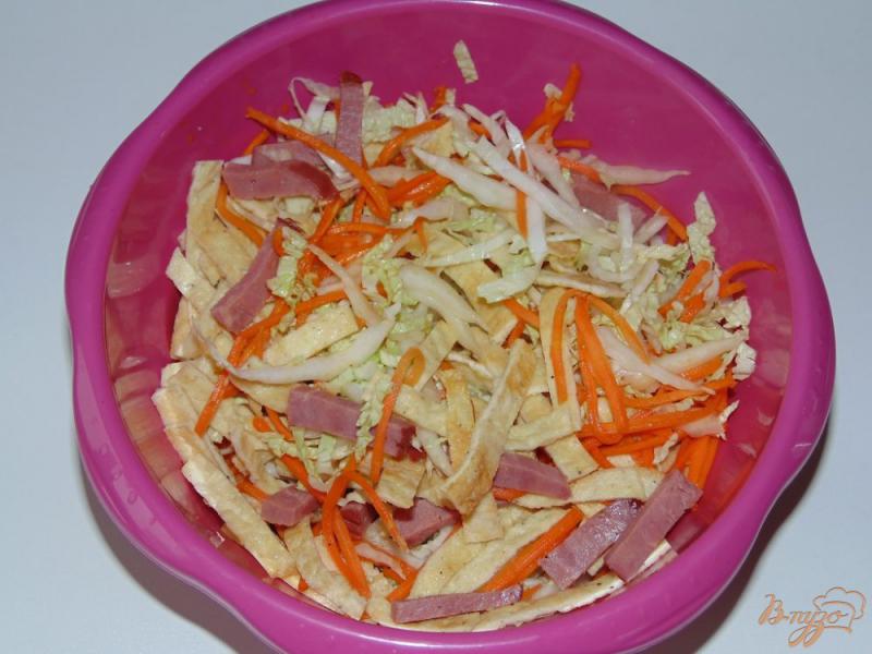 Фото приготовление рецепта: Салат из пекинской капусты с омлетом шаг №5