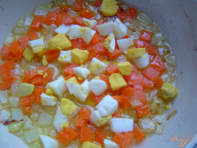 Фото приготовление рецепта: Суп рисовый с яйцом шаг №4