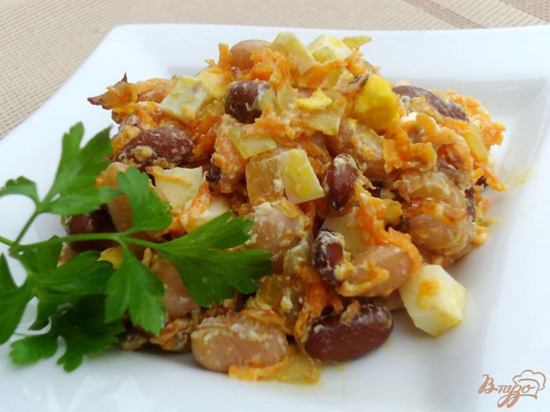Фото приготовление рецепта: Салат из фасоли, моркови, яиц и лука шаг №5