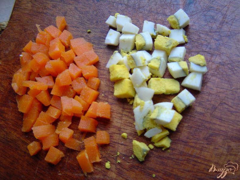 Фото приготовление рецепта: Салат с огурцом, кукурузой и яйцами шаг №1
