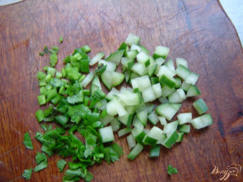 Фото приготовление рецепта: Салат с огурцом, кукурузой и яйцами шаг №2