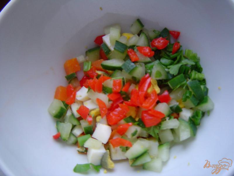 Фото приготовление рецепта: Салат с огурцом, кукурузой и яйцами шаг №3