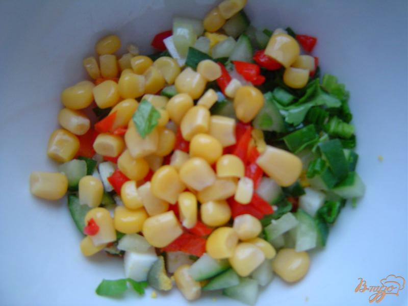 Фото приготовление рецепта: Салат с огурцом, кукурузой и яйцами шаг №4