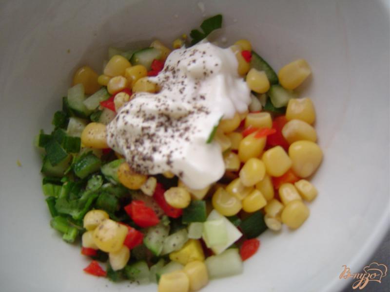 Фото приготовление рецепта: Салат с огурцом, кукурузой и яйцами шаг №5