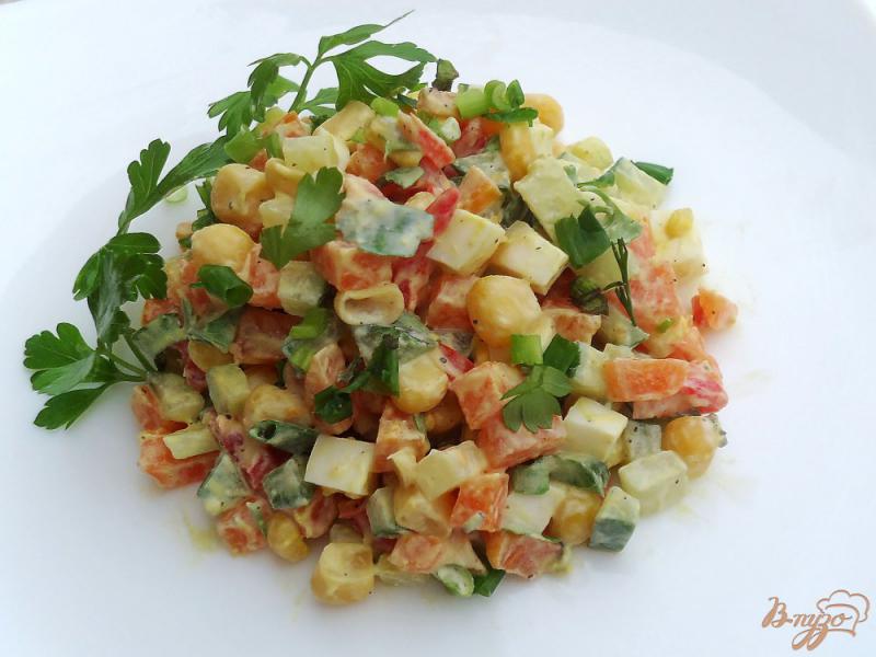 Фото приготовление рецепта: Салат с огурцом, кукурузой и яйцами шаг №6