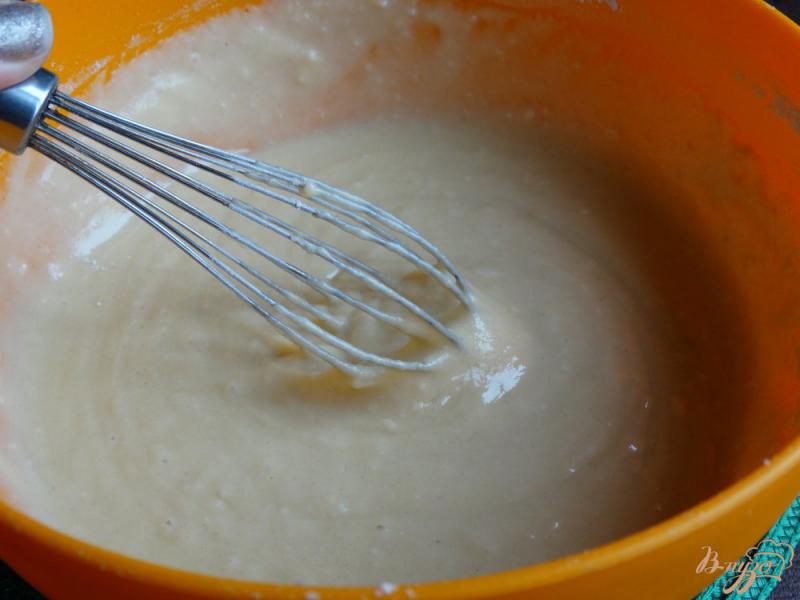 Фото приготовление рецепта: Кекс на кефире с ежевикой шаг №7
