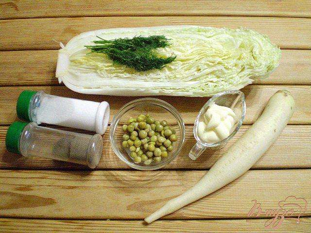Фото приготовление рецепта: Салат из пекинской капусты с дайконом и горошком шаг №1
