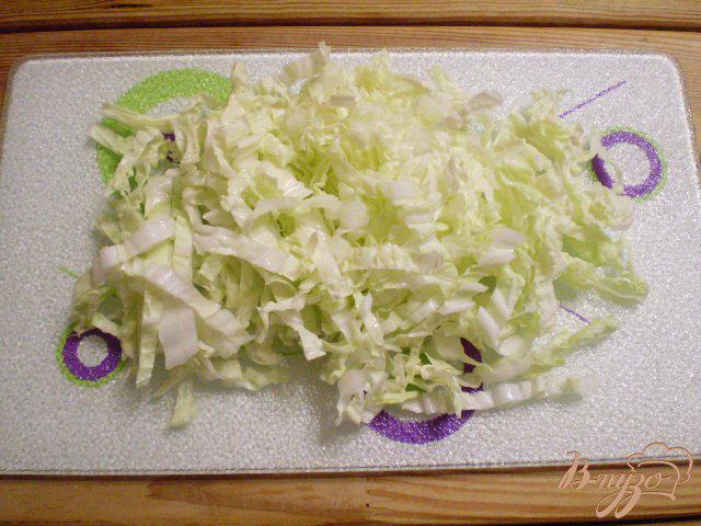 Фото приготовление рецепта: Салат из пекинской капусты с дайконом и горошком шаг №2