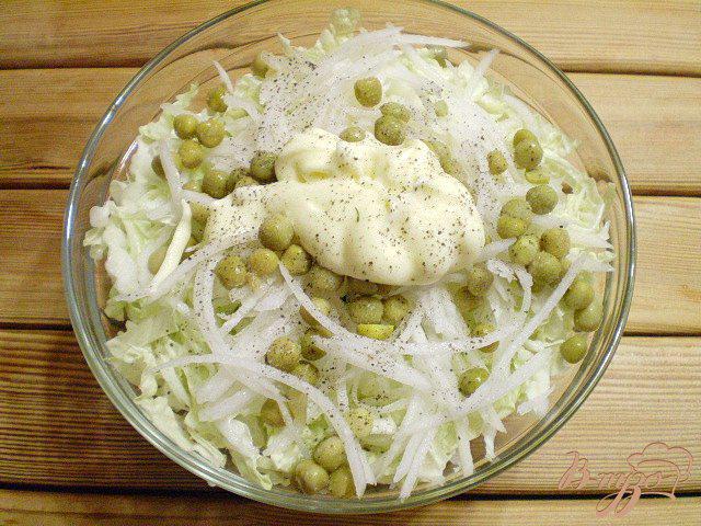 Фото приготовление рецепта: Салат из пекинской капусты с дайконом и горошком шаг №4