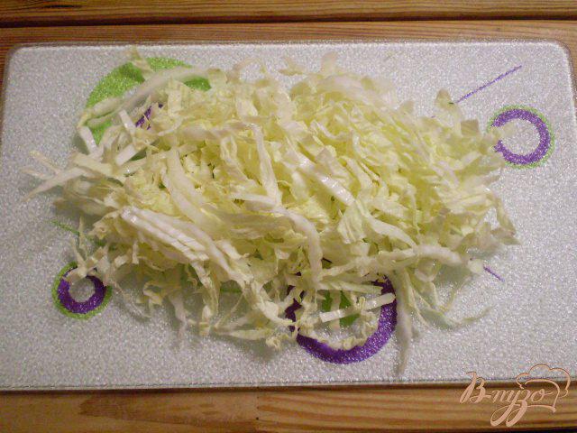 Фото приготовление рецепта: Салат из пекинской капусты, крабовых палочек и кукурузы шаг №2