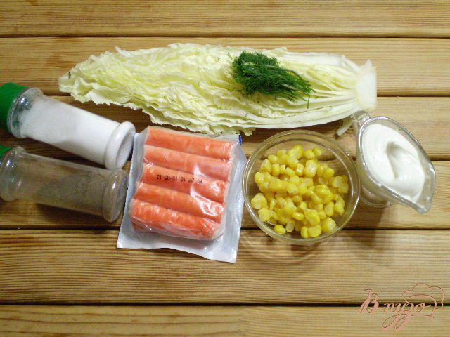 Фото приготовление рецепта: Салат из пекинской капусты, крабовых палочек и кукурузы шаг №1