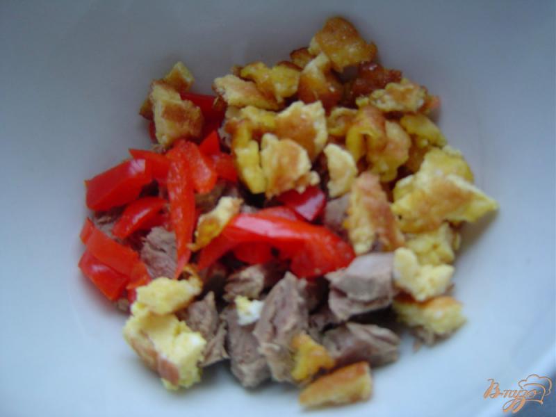 Фото приготовление рецепта: Салат с грибами, телятиной, яйцом и перцем шаг №4