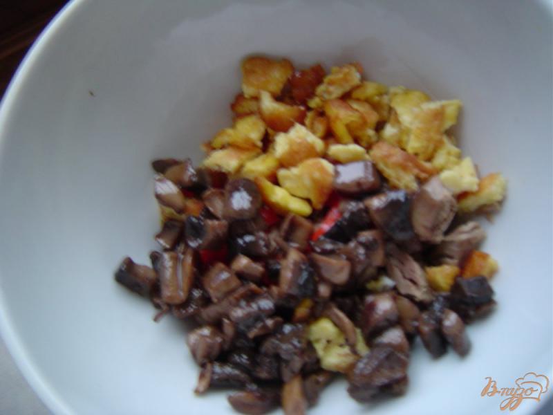 Фото приготовление рецепта: Салат с грибами, телятиной, яйцом и перцем шаг №5