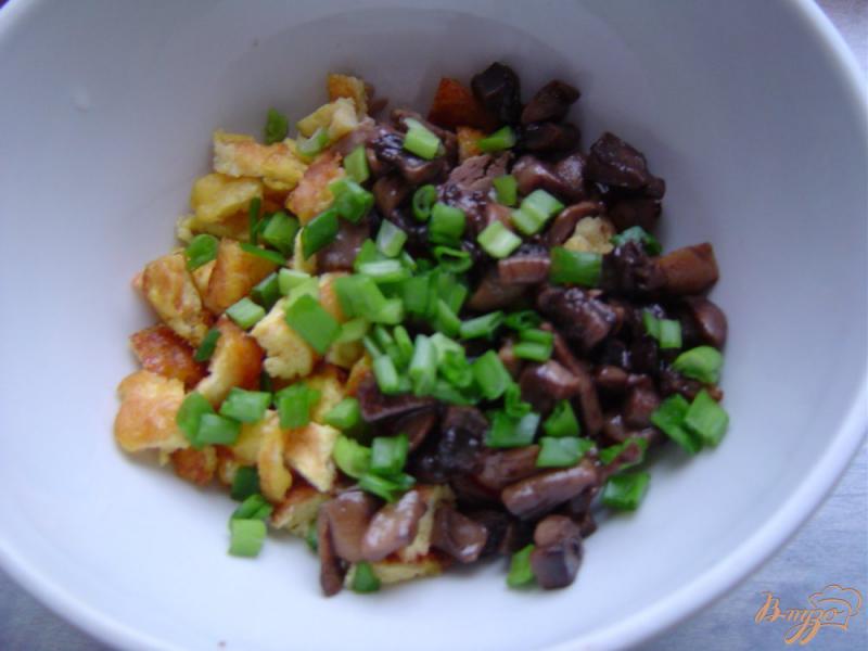 Фото приготовление рецепта: Салат с грибами, телятиной, яйцом и перцем шаг №6