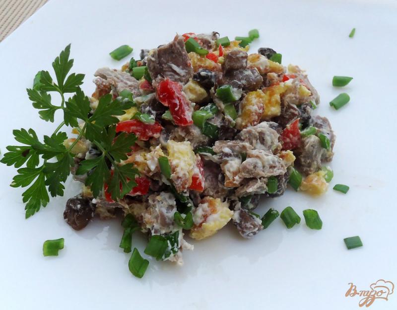 Фото приготовление рецепта: Салат с грибами, телятиной, яйцом и перцем шаг №7
