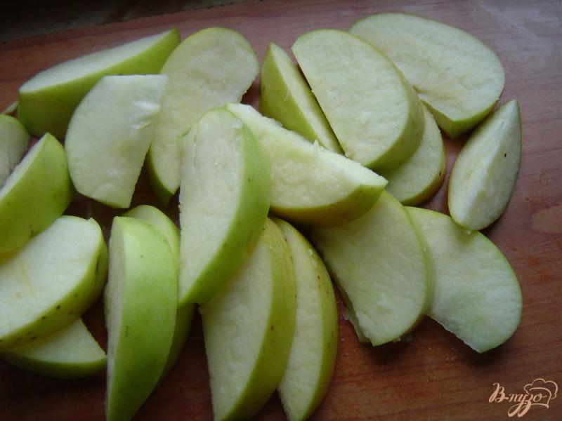 Фото приготовление рецепта: Утиная ножка, запеченная с яблоками и клюквой шаг №3