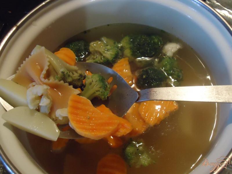 Фото приготовление рецепта: Куриный суп с броккли, цветной капустой и «бантиками» шаг №2