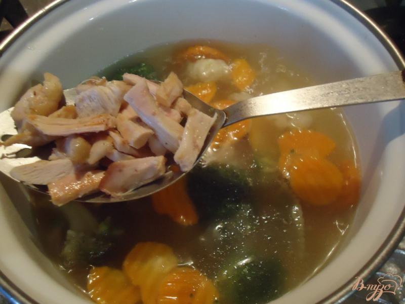 Фото приготовление рецепта: Куриный суп с броккли, цветной капустой и «бантиками» шаг №3