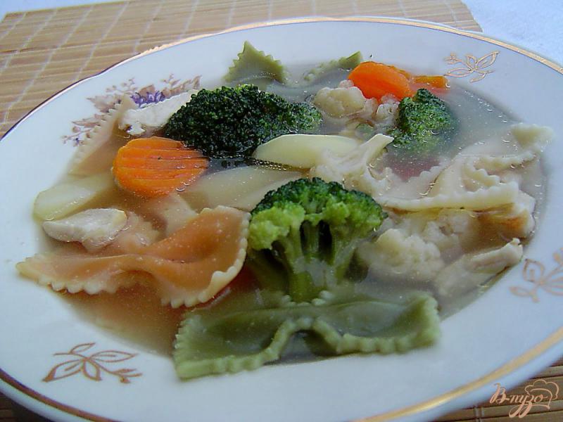 Фото приготовление рецепта: Куриный суп с броккли, цветной капустой и «бантиками» шаг №4
