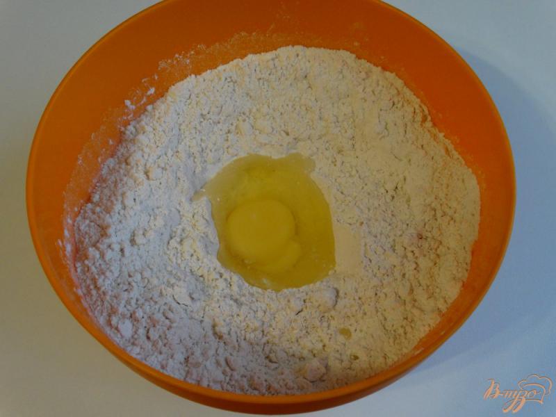 Фото приготовление рецепта: Тесто для пиццы с яйцом и сливочным маслом шаг №2