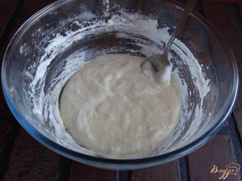 Фото приготовление рецепта: Бисквитный пирог с маршмеллоу и ежевикой шаг №3