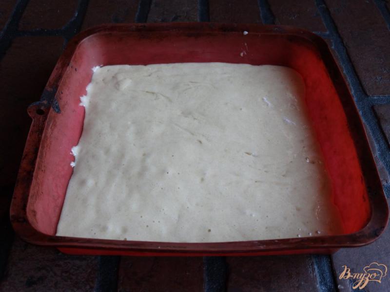 Фото приготовление рецепта: Бисквитный пирог с маршмеллоу и ежевикой шаг №4