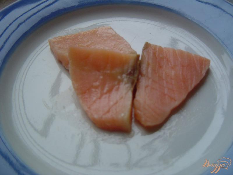 Фото приготовление рецепта: Канапе с красной рыбой и яблоком шаг №2