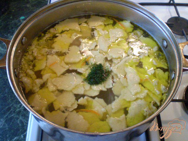 Фото приготовление рецепта: Суп с галушками на курином бульоне шаг №10