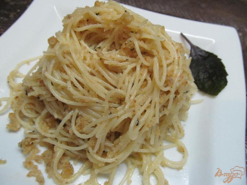 Фото приготовление рецепта: Спагетти с базиликом и хлебной крошкой шаг №6