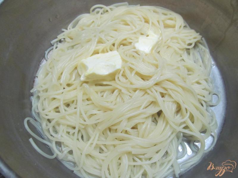 Фото приготовление рецепта: Спагетти с базиликом и хлебной крошкой шаг №4