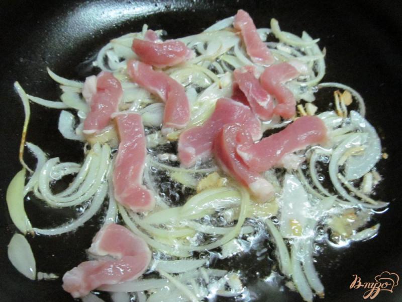 Фото приготовление рецепта: Свинина с грибами по китайски шаг №4
