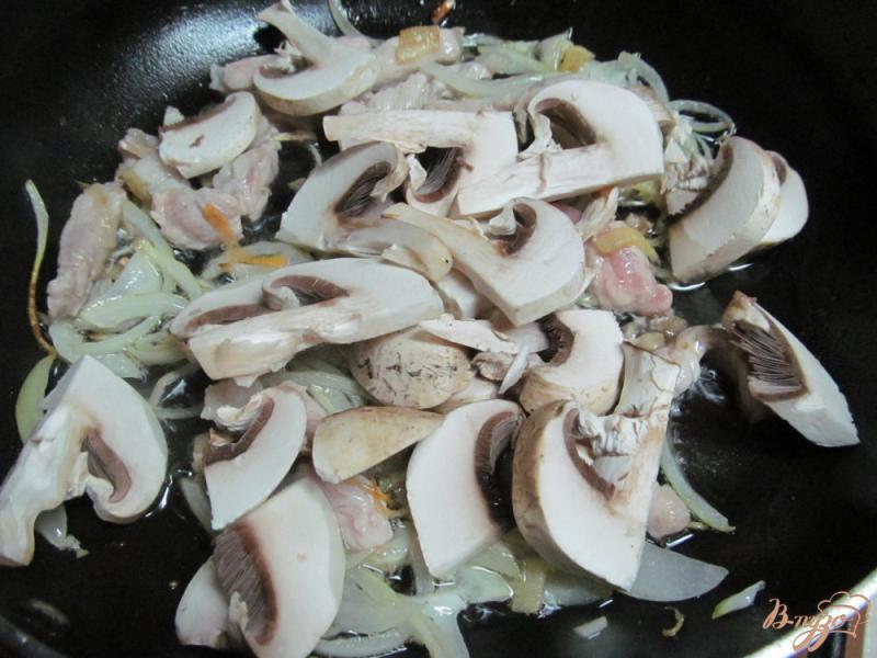 Фото приготовление рецепта: Свинина с грибами по китайски шаг №5